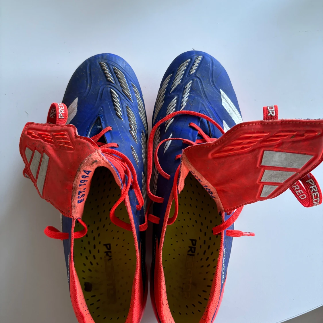 Adidas Predator blå/röda fotbollsskor