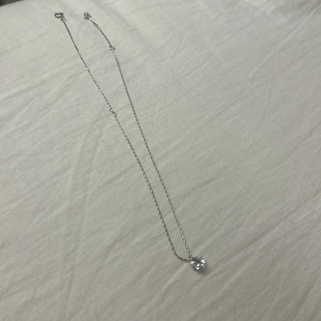 Silverhalsband med glittrande sten