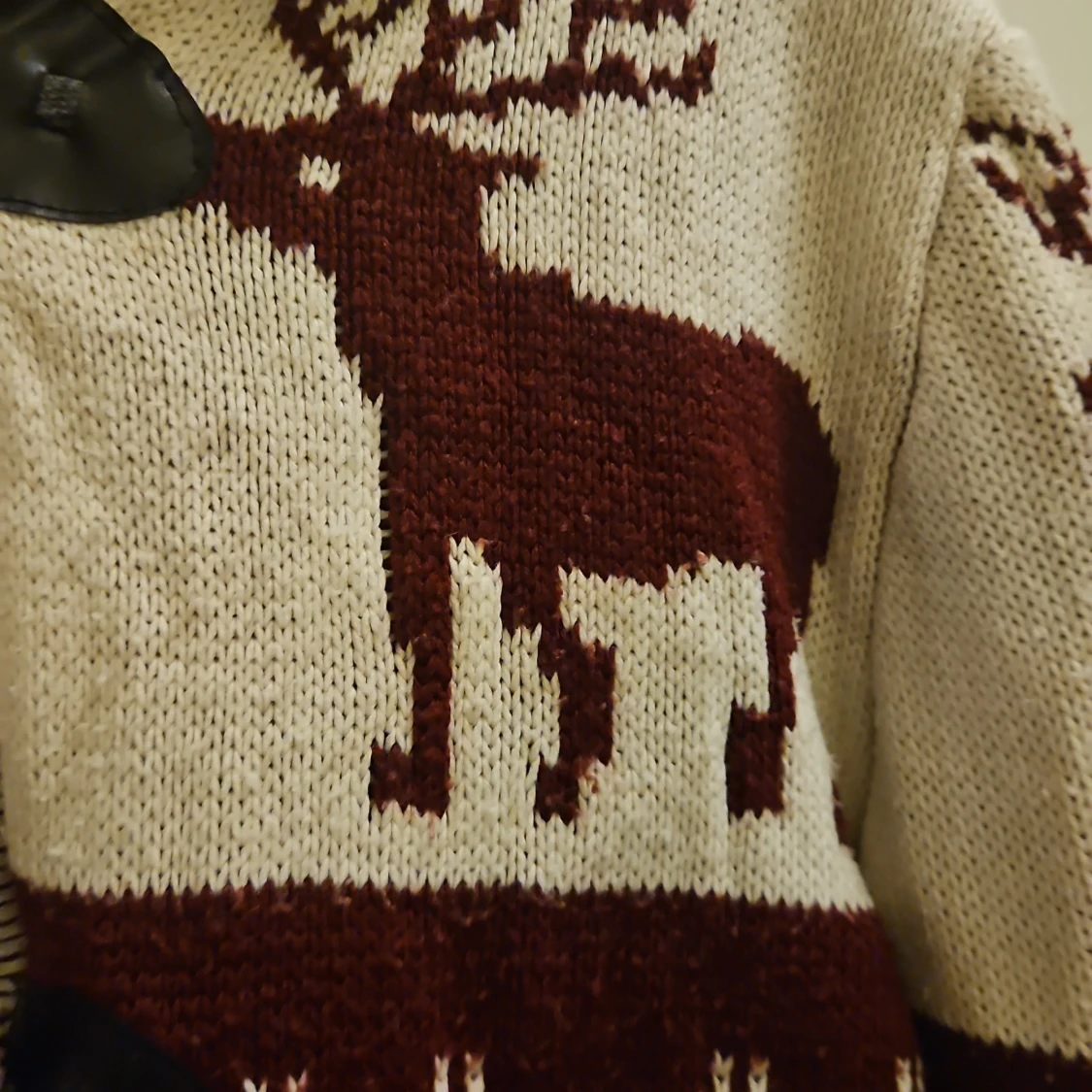 Vinröd och beige stickad kofta med huva - 3