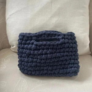 Handgjord stickad mörkblå handväska - Säljer denna väska som jag virkat själv! Skriv meddelande för mått osv🌸💕