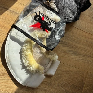 Ponny boots med fluff - Så fina, lite smutsiga och eventuellt missfärgad från förpackningen. Kanske går bort stl S