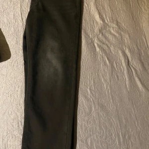 Svarta jeans från Jack & Jones - Säljer ett par svarta jeans från Jack & Jones i klassisk rak modell. Jeansen har normal passform och är tillverkade i bomull med en liten del elastan för extra komfort. Perfekta för dig som gillar stilrena och enkla byxor. Beställde fel storlek, return rätten gick. Storlek 33 30. Nypris runt 700