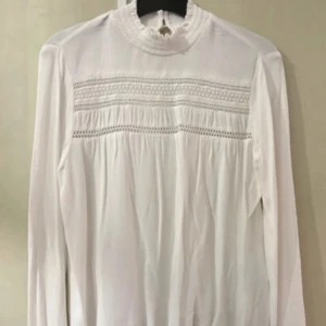Vit blus topp spets detaljer spetsdetaljer boho chic bohemisk coquette cute milkmaid babydoll - Söt blus med fina detaljer. Storlek XS! Endast tvättad en gång, annars nyskick.