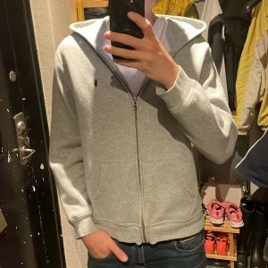 Grå polo Ralph lauren zip tröja - Väldigt bra skicka och snygg använd Max 5 gånger
