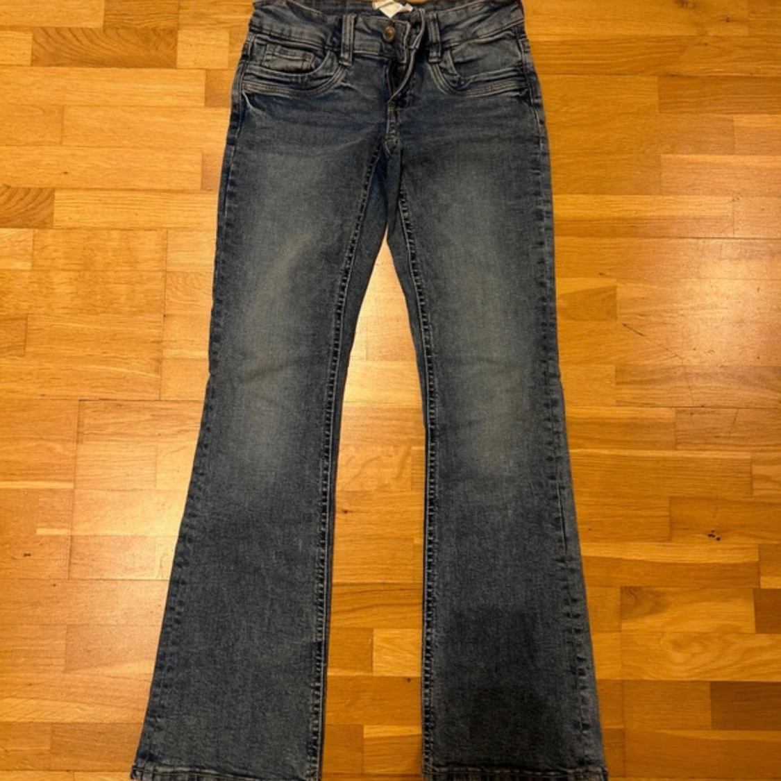 Blå bootcut jeans Gina Tricot 158