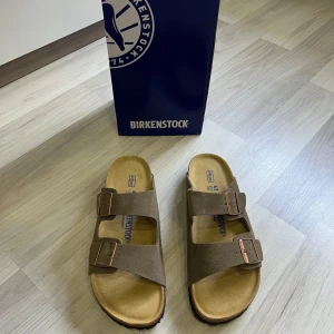 Birkenstock  - Sprillans nya birkens! Endast testade! Storlek 43! Vid minsta fundering kontakta oss ✔️