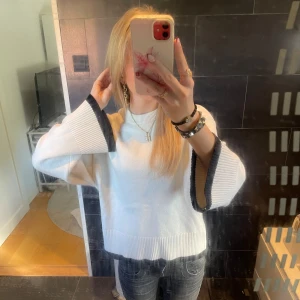 Stickad tröja - Super snygg stickad tröja ifrån Gina tricot i storlek S men passar även xs, superfint skick nästan oanvänd, skriv vid frågor!!
