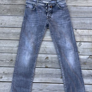 JACOB COHËN JEANS - Jacob Cohën Jeans – Herr Italienska premiumjeans i gråblå tvätt med slitningar. Klassisk 5-ficksmodell, knappgylf och patch baktill. Broderat citat på insidan. Storlek: (31) Skick: Mycket fint kan gå ner pris😁