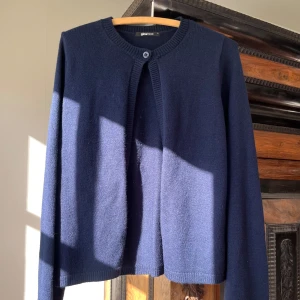 Kofta från Gina Tricot - Fin kofta från Gina tricot, endast använd 1gång! Mycket bra skick!💕