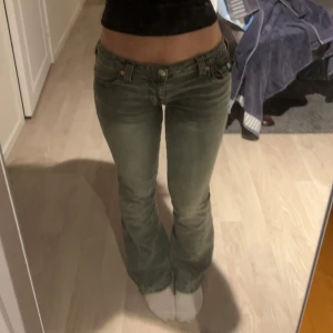 Lågmidjade true religion jeans - Helt oanvända, inga defekter alls, köpta för 1250💕 Innerben - 82cm, midjan tvärs över - 41cm🙏🏻 skriv för frågor eller mer bilder, pris går att diskutera💕