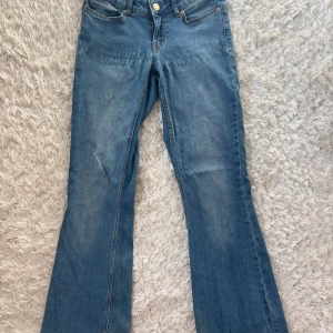 Blå bootcut jeans från Vero Moda - Snygga blå bootcut jeans från Vero Moda. 