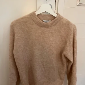 Beige stickad tröja med rund hals - Mysig beige stickad tröja från Cubus med rund halsringning och ribbade muddar vid ärmslut och nederkant. Ser som ny ut, inte nopprig, och är knappt använd. Super skönt material och sticks inte. 💕🍂