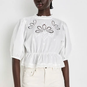 Blus  - Vit blus ifårn Gina❤️❤️super söt och prislapp kvar!!!