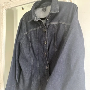 Mörkblå jeantopp från Lindex - Säljer min slutsålda toppen från Lindex, använd två gånger. Säljer pga av att den är för stor för mig🫶🏼🫶🏼