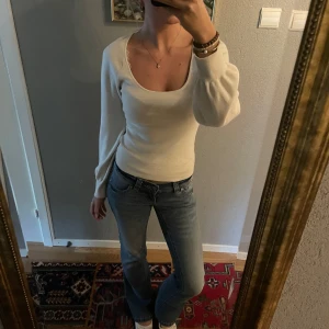 Vit långärmad tröja & Other Stories - Säljer en vit långärmad tröja från & Other Stories i storlek S. Tröjan har en bred, rundad halsringning och lätt puffade ärmar. Materialet är mjukt och är väldigt bekvämlig mot huden. Perfekt till att ha i skolan eller att klä upp. 