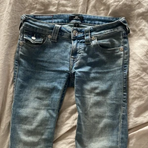 True Religion ljusblå bootcut jeans - Säljer mina ljusblå trendiga true religion jeans i storlek 24! Nypris: 1199kr De är omsydda så lite kortare än vanligt men de är i väldigt bra skick då jag inte använt de så mycket. Skriv gärna om ni vill ha fler bilder eller har några frågor💕
