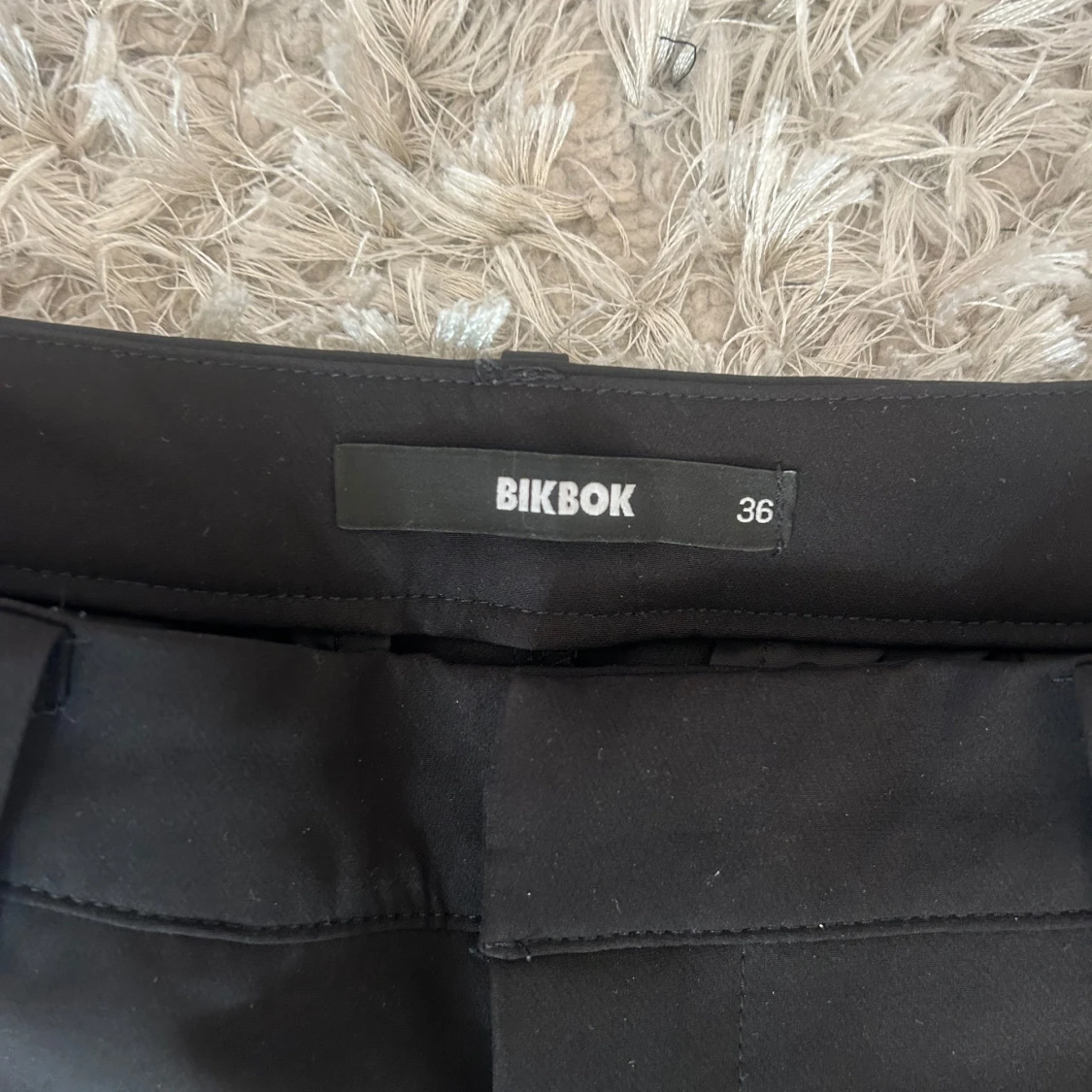 Svarta kostymbyxor från BikBok - 1