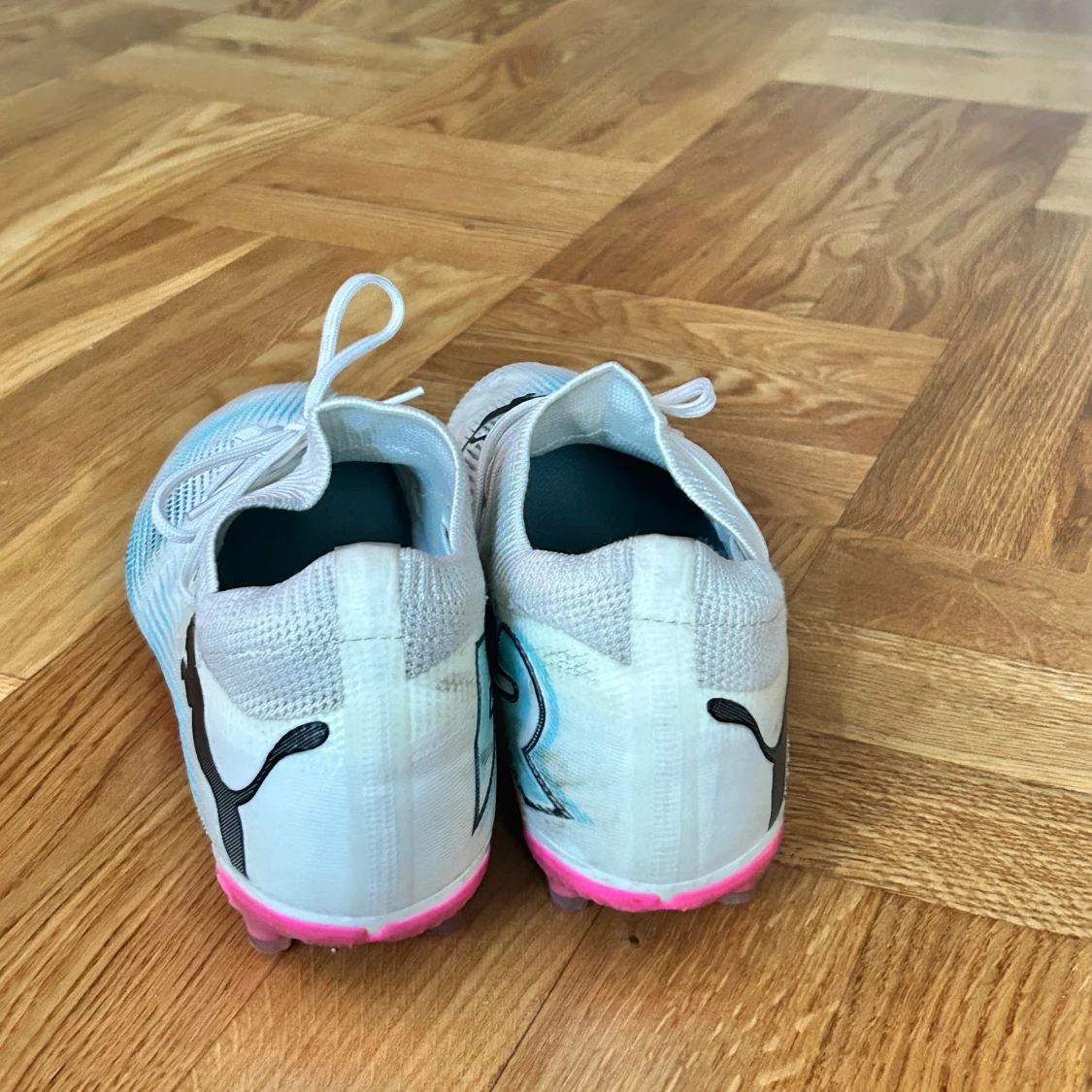 Puma vita fotbollsskor med rosa dobbar - 2