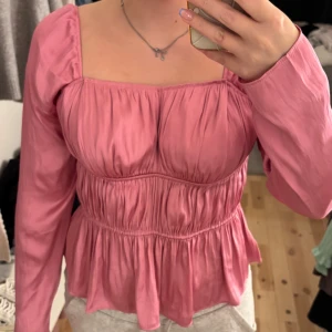 Rosa blus med puffärm,  H&M - Säljer en supersöt rosa blus från H&M med lång puffärm. Säljer blusen då den bara kommit till användning en gång, i hopp om att någon annan som kommer använda den mer🤍