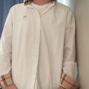 Burberry Skjorta - Säljer min mycket schyssta Burberry skjorta i färgen vit. Skick= 9/10 Ny pris= 3000kr och mitt pris är endast 749kr👔// Allt gott