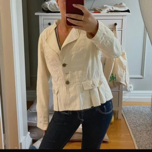jacka/coat - Jättesnygg vintage höst/vår som är lite vit/beige jacka🥰 säljer då jag har en annan jacka nu