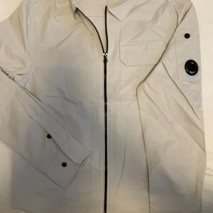 Cp company overshirt - Overshirt från cp company, riktigt fräsch och stilig, passar perfekt inför hösten