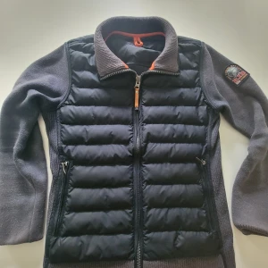 Parajumper cardigan - Säljer den här feta cardiganen pga att jag inte riktigt använder den längre. Den är storlek L men passar M. Perfekt nu när det börjar bli lite kyligare. Priset är diskuterbart o om du har mer frågor tveka inte att fråga🤗