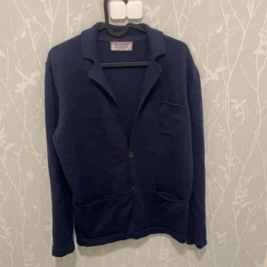 Stickad kavaj - Stickad kavaj/cardigan ifrån spanska märket el ganso. Knappast använd, köpt i paris för 1500 kr sitter slim så passar S/M 