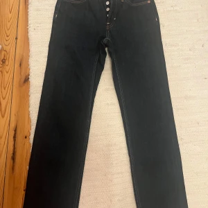 Jeans från Weekday - Fina jeans från weekday i mörkblått 🥰 modellen är ”Pin mid straight jeans”, köpte för 550kr och säljer för 150kr. 