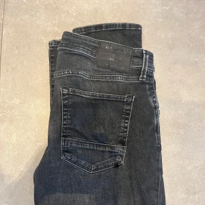 Jack & Jones jeans 👖  - Säljer ett par gråa jeans från Jack & Jones, modell: Slim fit/Glenn, storlek: W33 L32, nypris: 800kr, mitt pris: 199kr, inte jättestor skillnad på Jack & Jones storlekar, så den här storleken passar mig ändå väldigt bra, men säljer för att jag föredrar andra över de här, skriv vid funderingar!