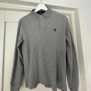 Ralph Lauren pike långärmad - Säljer denna mycket fina långärmade Ralph lauren pikén! Den är använd sparsamt och det finns inga defekter. Den är som ny! Hör av dig vid frågor 