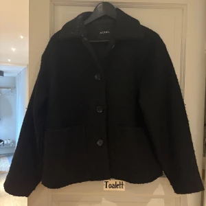 Svart kappa från Monki XXS - Svart kappa från Monki i storlek XXS. 