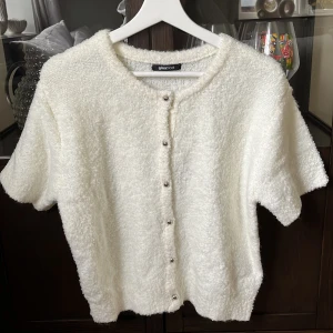 Vit kortärmad kofta/topp från Gina Tricot - Använd bara vid ett tillfälle, inga defekter. Väldigt fin 🧸