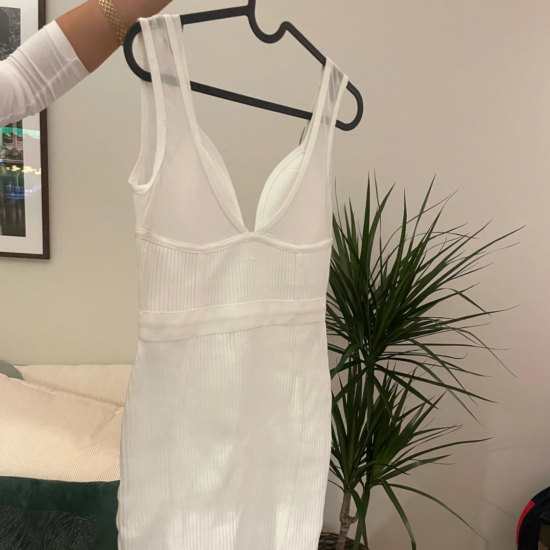 Vit ribbad kortklänning med v-ringning