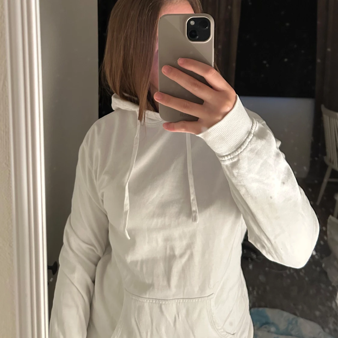 Vit hoodie med huva och ficka