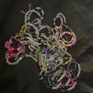 The eras tour armband - The eras tour armband ( Taylor Swift ) ca 60 armband alla säljs för 120kr 