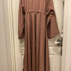Abaya - Säljer en helt ny abaya, aldrig använd. Köpt i Dubai. Passar alla storlekar då man kan tajta till den. 