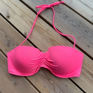  bikiniöverdel från Victoria's Secret - Snygg rosa bikiniöverdel från Victoria's Secret med rynkade detaljer framtill. Perfekt för strandhäng och poolparty! 😍