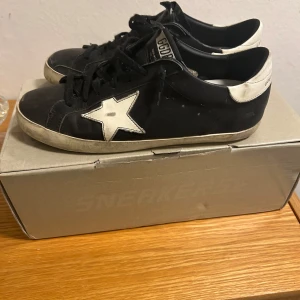 Golden goose skor - Golden goose skor storlek 43, ändå bra skick lite slitet vid hälen men annars bra. Box tillkommer🙌🏻