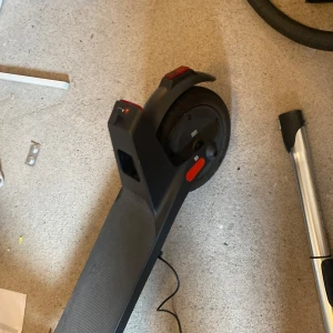 Xiaomi elscooter - Xiaomi elscooter i gott skick. Stabil konstruktion, bred fotplatta och tydliga varningsetiketter. Laddningsport synlig, däck och bromsar ser hela ut. Mindre bruksspår kan förekomma men inga synliga större skador. Perfekt för smidig och miljövänlig transport i stan. FÅR MED LADDARE 