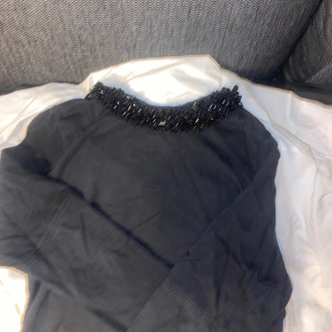 Svart långärmad tröja med pärlor