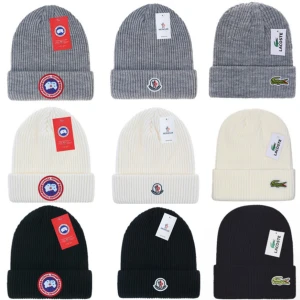 Ribbstickad mössa från Canada Goosen Moncler och lacost - Ribbstickad mössa med uppvikt kant och klassisk Canada Goose-logga framtill. Finns i grått, vitt och svart. Perfekt för kalla dagar och ger en stilren look. Tillverkad i mjuk stickad kvalitet. Finns också Moncler och Lacoste.
