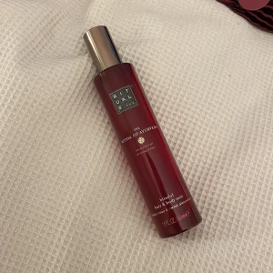 Rituals Ayurveda Hair & Body Mist - Blissful hair & body mist med indisk ros och sötmandelolja. Innehåller ca 3/4 av 50ml. Perfekt för dig som vill fräscha upp dig snabbt och enkelt.