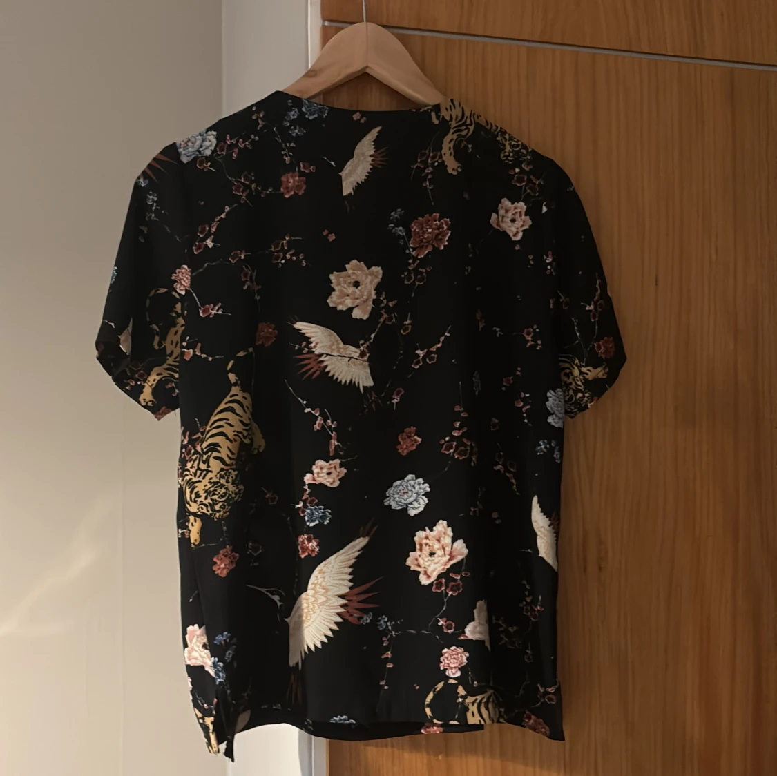 Svart blommig blus från Neo Noir - 2