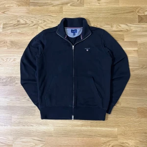 Gant Tröja med dragkedja  - Mycket fint skick, i princip helt ny. Ny pris 1300kr ++ 