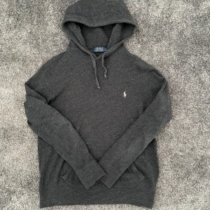 Ralph Lauren Hoodie  - Sjukt fet grå raffe hoodie i storlek S. Skicket är som ny inga defekter alls. Galet snyggt stickat material. Nypris runt 2400kr, mitt pris endast 595kr. Kom privat för fler frågor