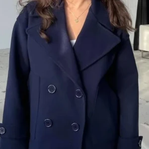 Mörkblå kort kappa - Säljer en snygg mörkblå kort kappa. Jackan har breda ärmar och klassisk passform. Nypris: 750kr💙M/L är storleken och den är från Design By Si 