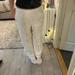 Vita linnebyxor  - Säljer ett par vita linnebyxor från Zara, helt oanvända endast testade😍