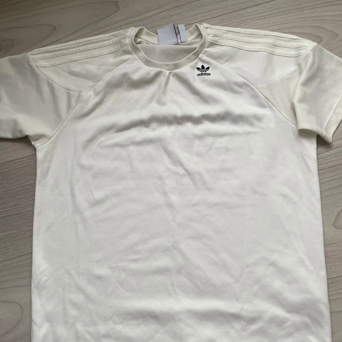 Vit Adidas t-shirt med meshdetaljer - 1
