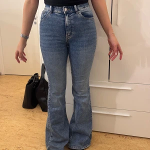Blå jeans - Snygga blå jeans med bootcut-modell och hög midja. 